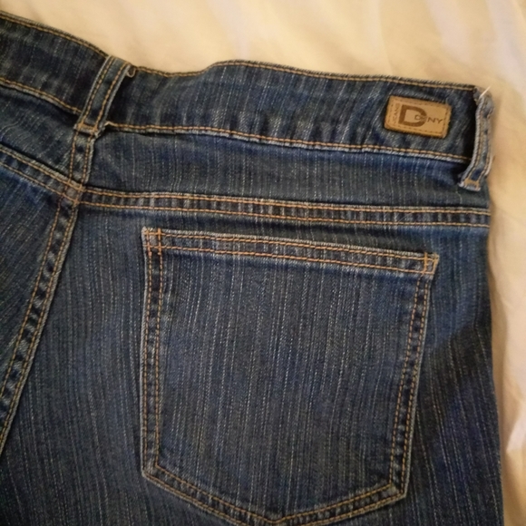 🌟 DKNY Denim Shorts. - Picture 2 of 6